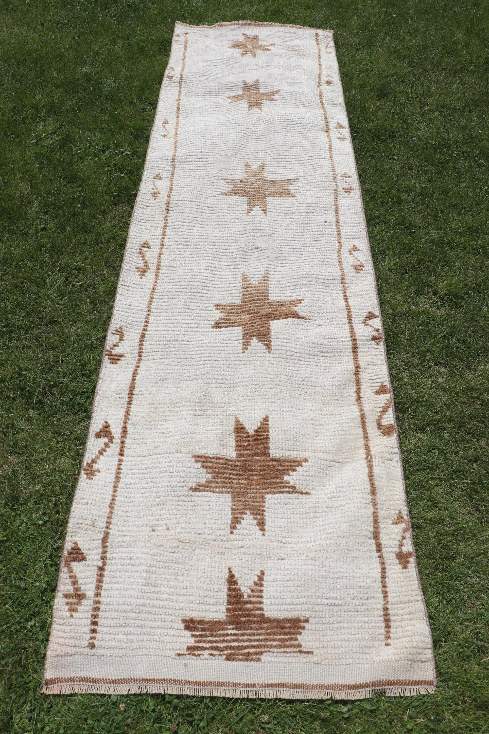 Türkischer Vintage-Teppich 2,8 x 10,6 Fuß, Herki-Wollteppich mit weißen Punkten - 1