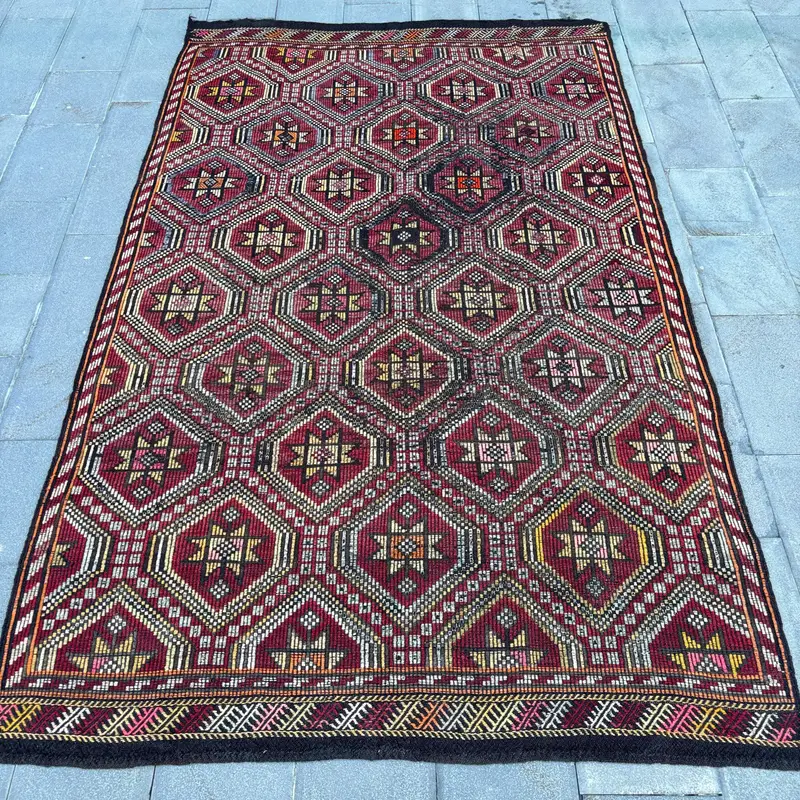 Canlı Kırmızı ve Sarı Halı, 6x10 ft Puantiyeli Tasarım