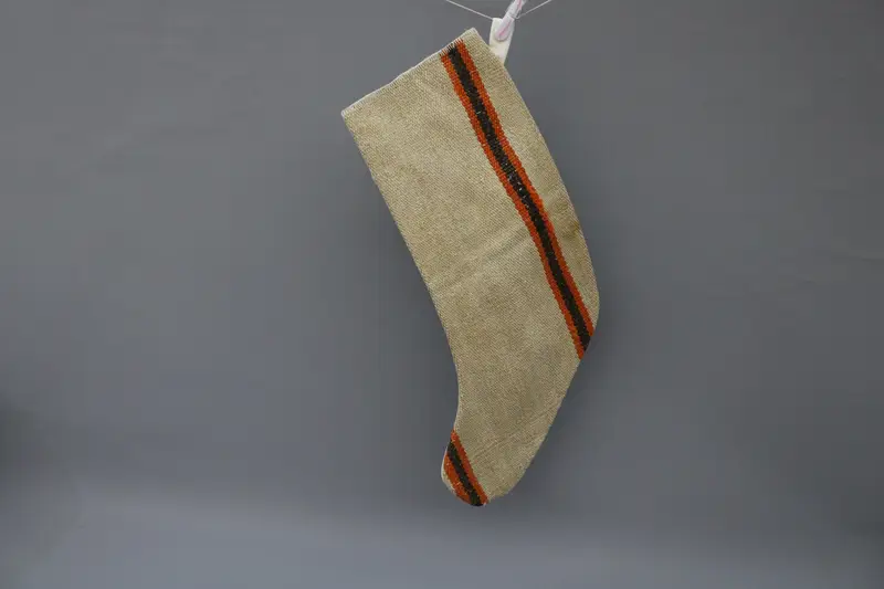 Medias navideñas beige con adornos blancos, medias festivas