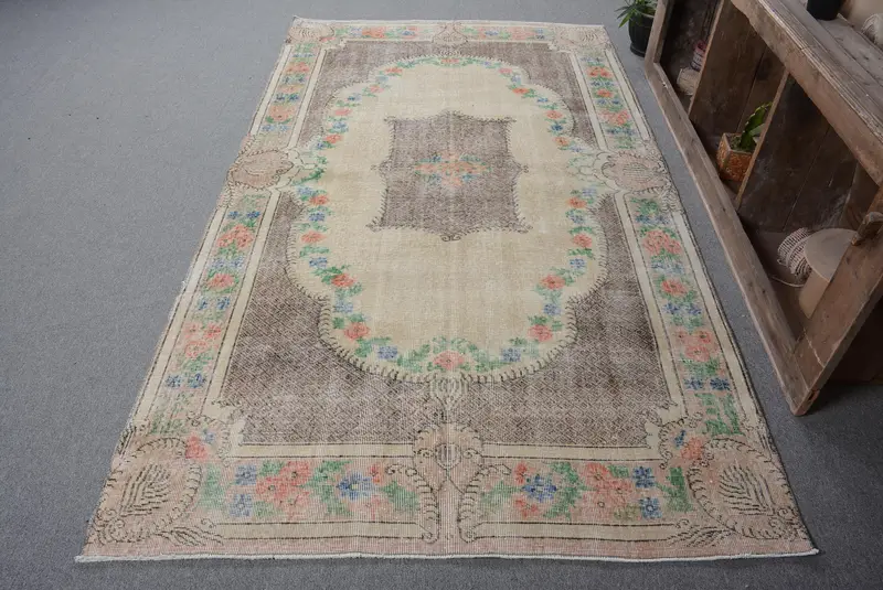 Elegant Beige & Brown Check Rug, 4,7x8,6 ft Chic Decor