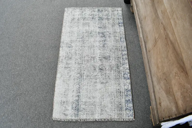 Alfombra pequeña vintage de 1,7x3,2 pies, alfombra turca, alfombra abstracta blanca - 1