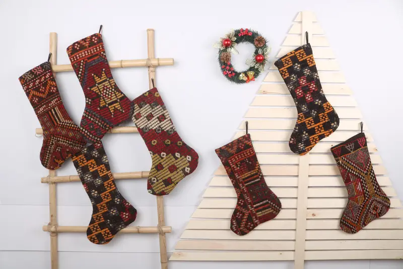 Patrón de adornos navideños festivos, calcetín navideño de 7 pulgadas de ancho