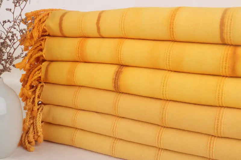 Monogramm-Strandtuch aus türkischer Baumwolle, dunkelgelb gestreift, 38 x 63 Zoll