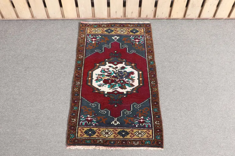 Handgefertigter marokkanischer Teppich, Rot und Blau, 1,8 x 2,8 Fuß