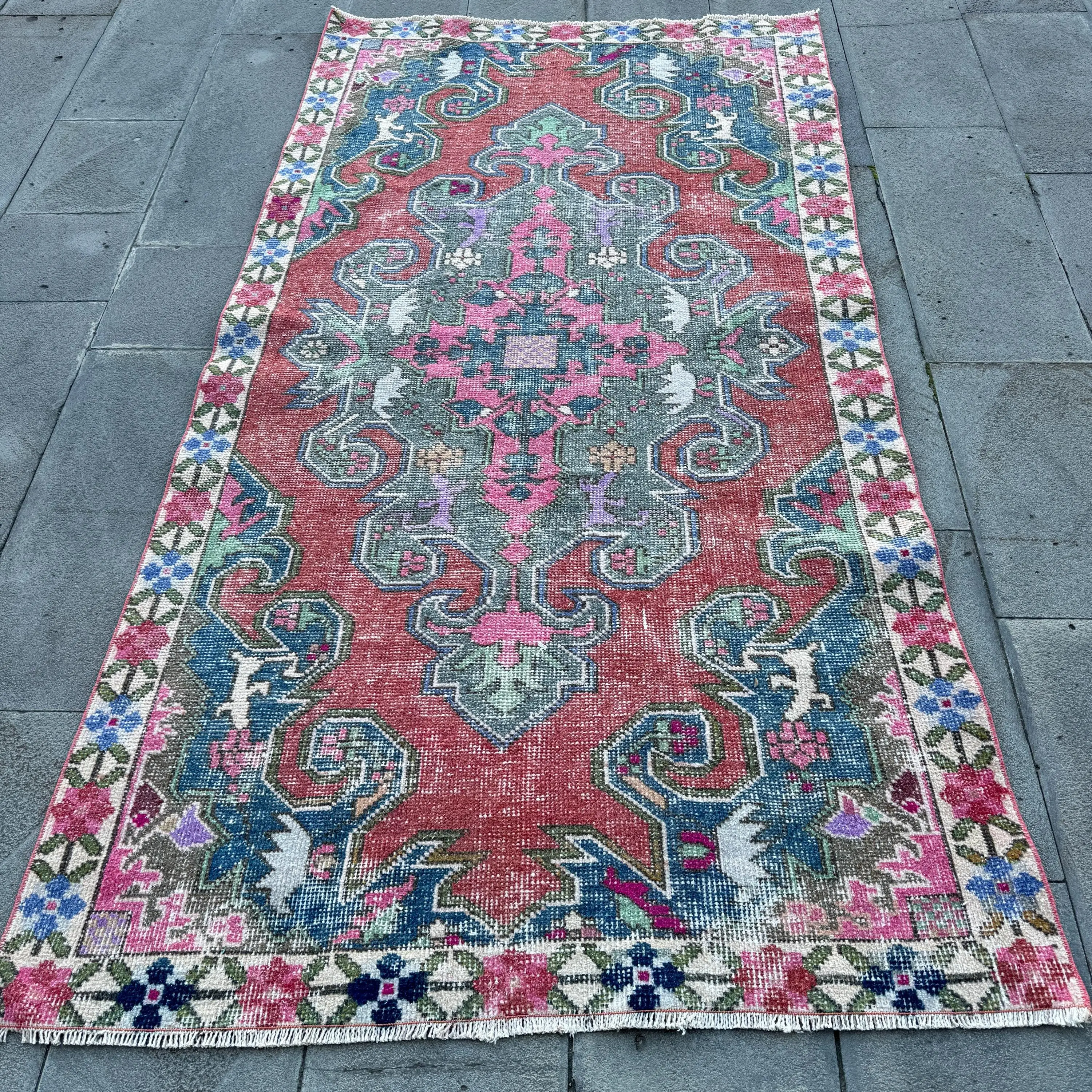 Türkischer Vintage-Teppich, 120 x 227 cm, rot-blauer Randteppich - 1