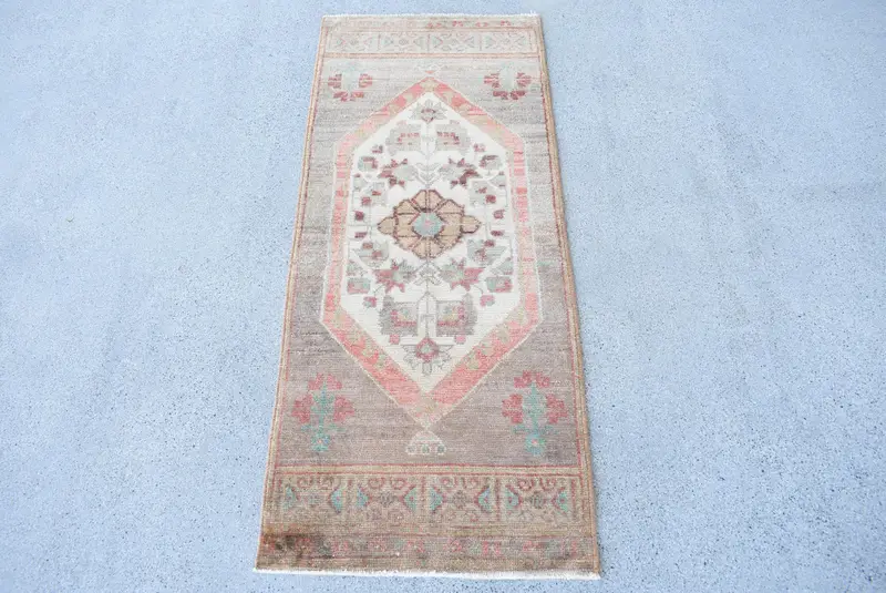 Vintage 1,5x3,7 ft kleiner Teppich, türkischer Teppich, Oushak-Teppich mit braunem Rand - 1