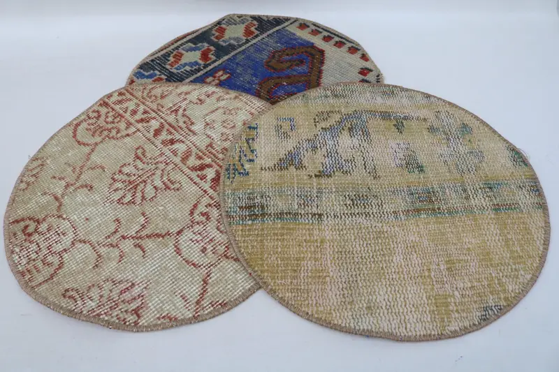 Böhmische Kreis-Tischsets, Dekor aus roter und bronzefarbener Baumwolle