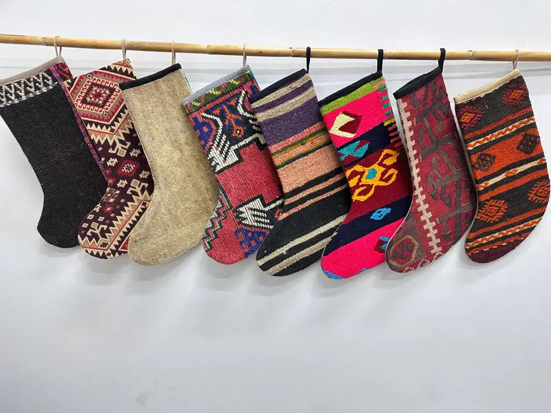 お祝いのクリスマスオーナメントパターン、幅6インチのホリデーストッキング