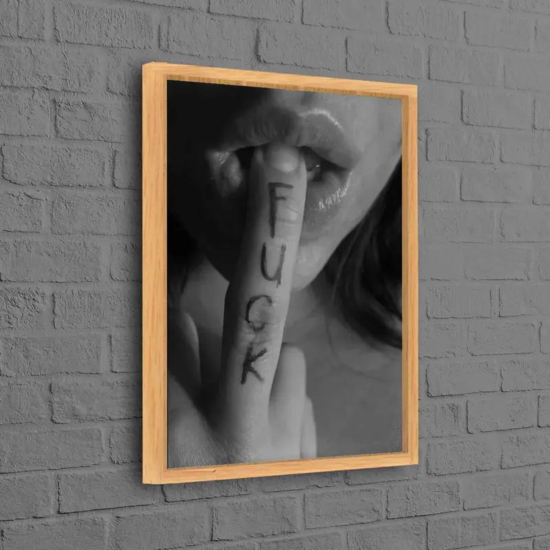 Şehvetli Orta Parmak Kanvası: Cesur, Sanatsal ve Kışkırtıcı