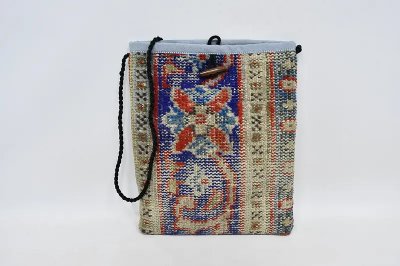 スチームパンクスタイルのウールキリムバッグ、ヴィンテージモチーフ、調節可能なストラップ付き