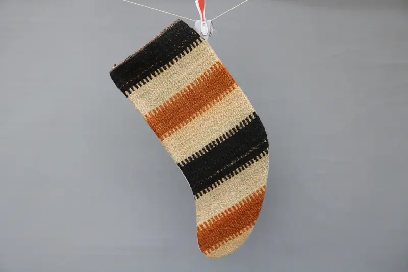 Elegante calcetín de adornos navideños en color beige y negro, decoración festiva