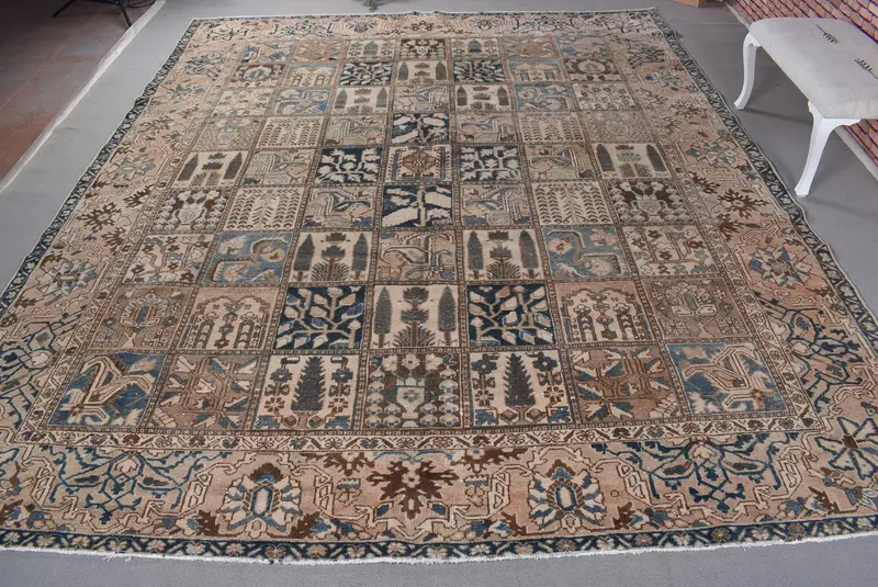 Brauner Südwestteppich, 0,9 x 12,6 Fuß, blaue Akzente