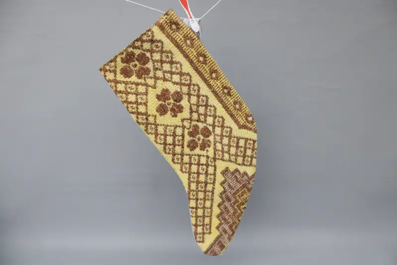 Kahverengi ve Sarı Noel Süsleri Çorabı, Şenlikli Tatil Çorabı