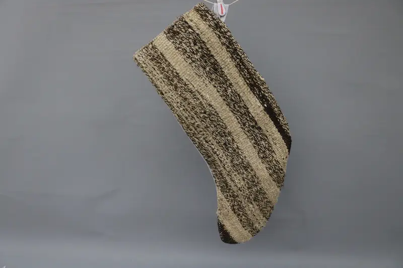 Kahverengi ve Bej Noel Süsleri Çorabı, Şenlikli Tatil Dekoru