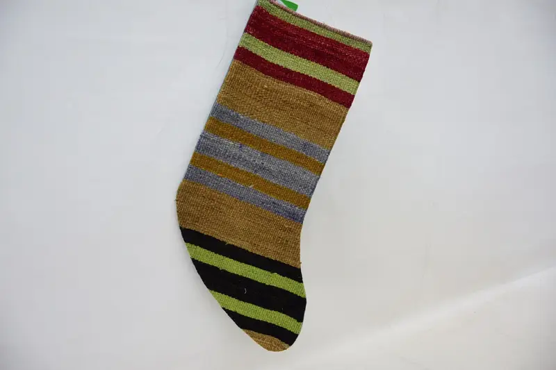 Brauner und grüner Weihnachtsstrumpf, festliche Weihnachtsdekoration