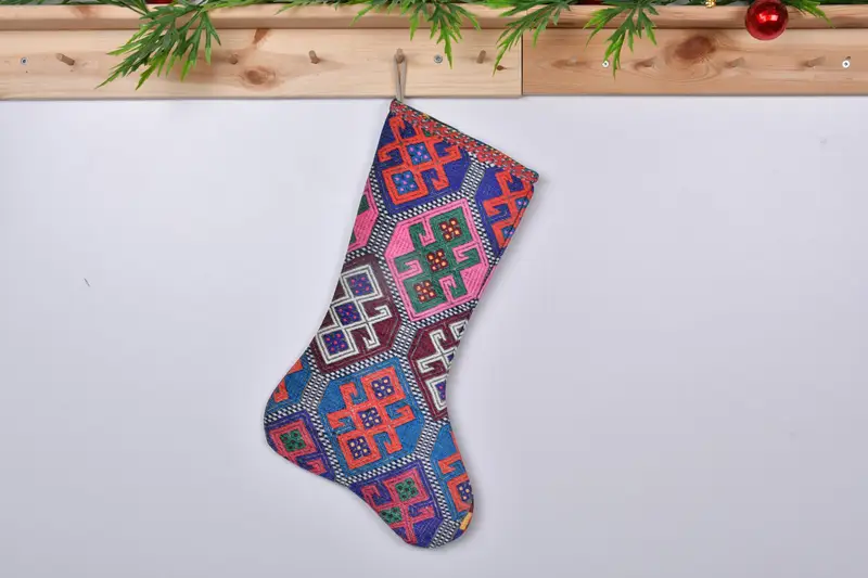 お祝いの緑とピンクのクリスマスオーナメントストッキング、ホリデーデコレーション