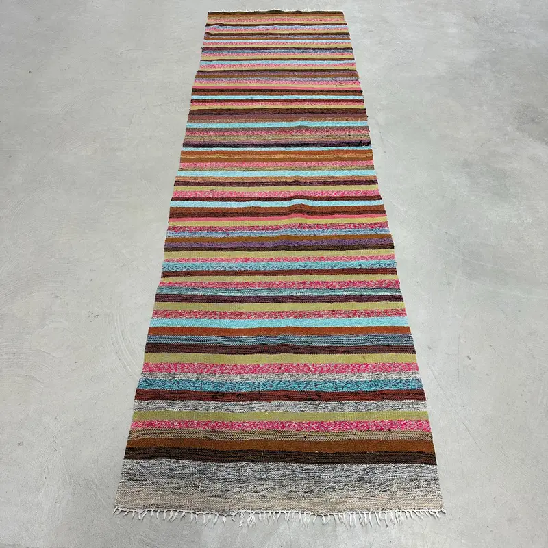 Zarif Pembe Halı, 2,7x9,4 ft Yeşil Kenarlı Tasarım