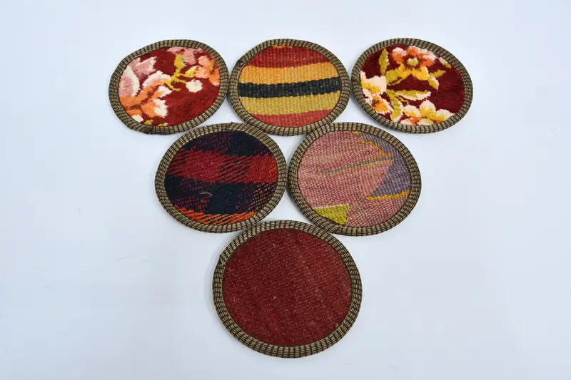 Elegantes posavasos a rayas rojas y naranjas, posavasos de alfombras étnicas tradicionales