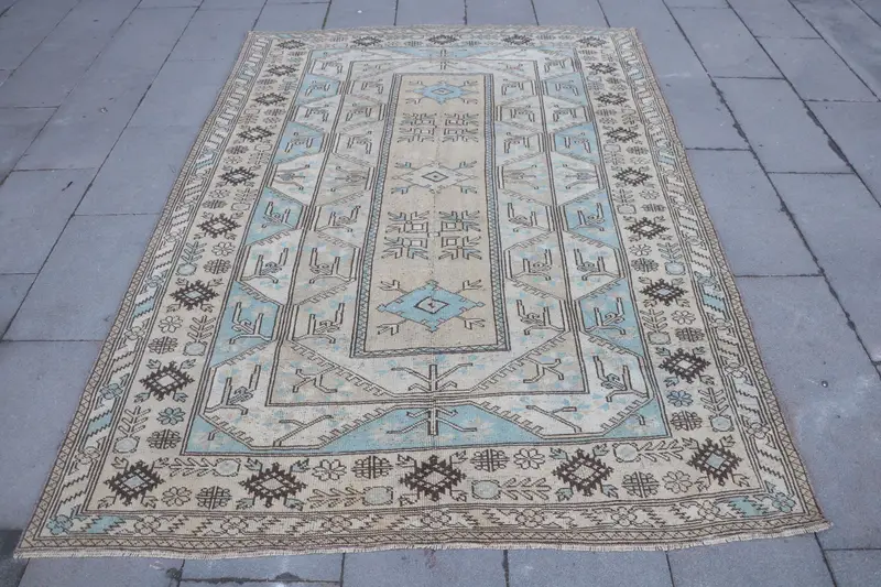 エレガントなベージュ & ブルー ラグ、5.1x7.5 フィートのストライプの幾何学模様のデザイン