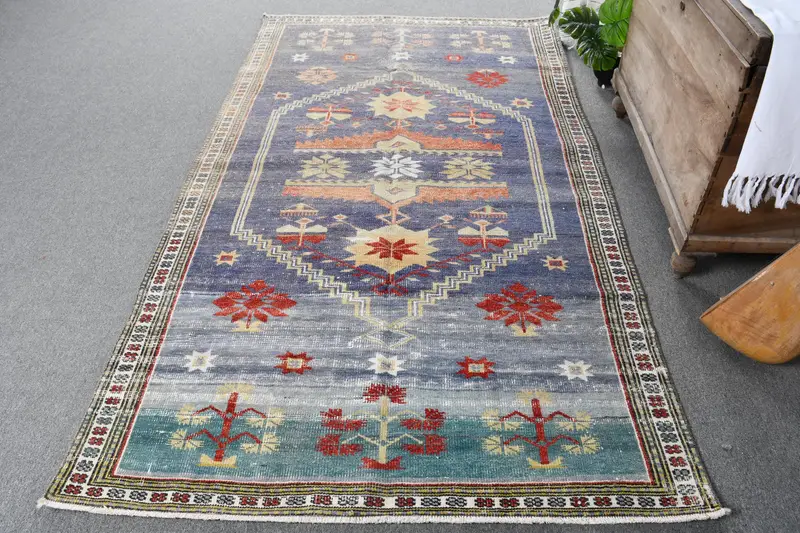 手作りのパープルラグ、鮮やかなボーダーデザイン 4x7.1フィート