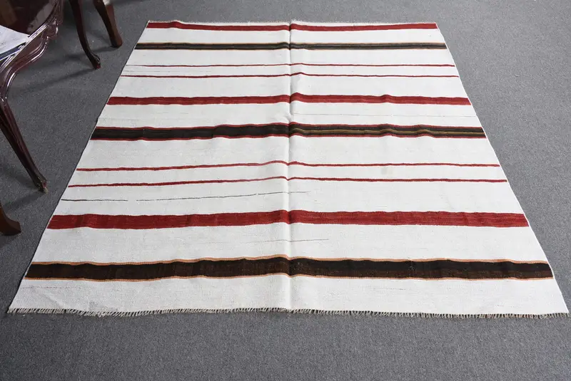 Alfombra turca de 5,3x5,7 pies, alfombra vintage Kilim, alfombra de lana con bordes blancos - 1