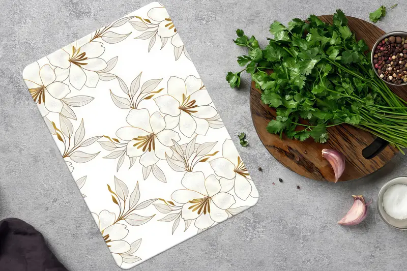 金色の葉のガラスのカッティングボード、エレガントな花柄のデザイン、豪華なキッチン