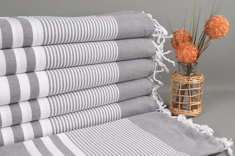 Personalisiertes grau gestreiftes Pestemal-Badetuch, 40 x 71 Zoll