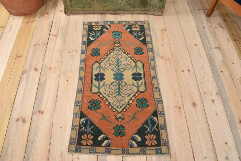 Leuchtender orangefarbener Teppich, 1,9 x 3,7 Fuß großes Blumen- und Paisley-Design