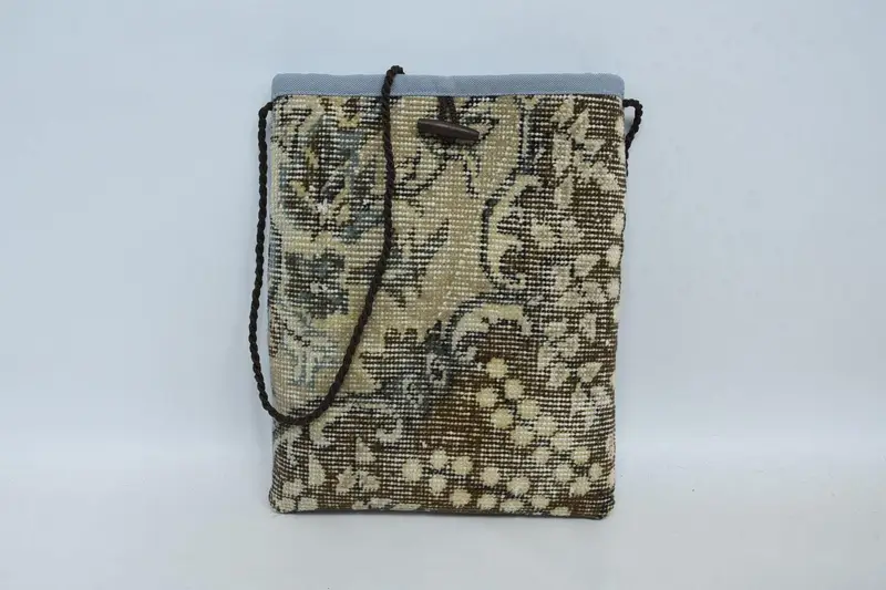 ヴィンテージモチーフのウールショルダーバッグ、特別な日に最適なキリムバッグ