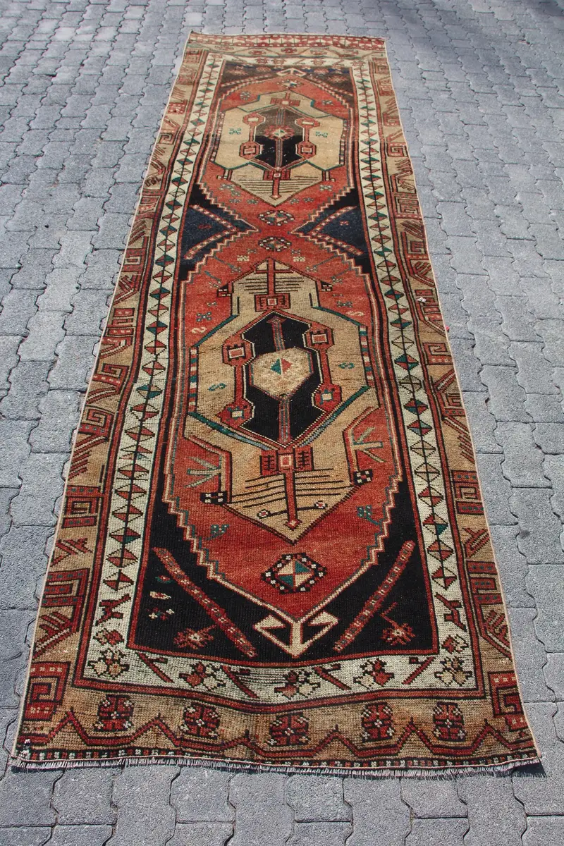 Türk Vintage Halı, 3.3x11.5 ft Runner Halı, Kırmızı Siyah Patchwork Yün Halı - 1