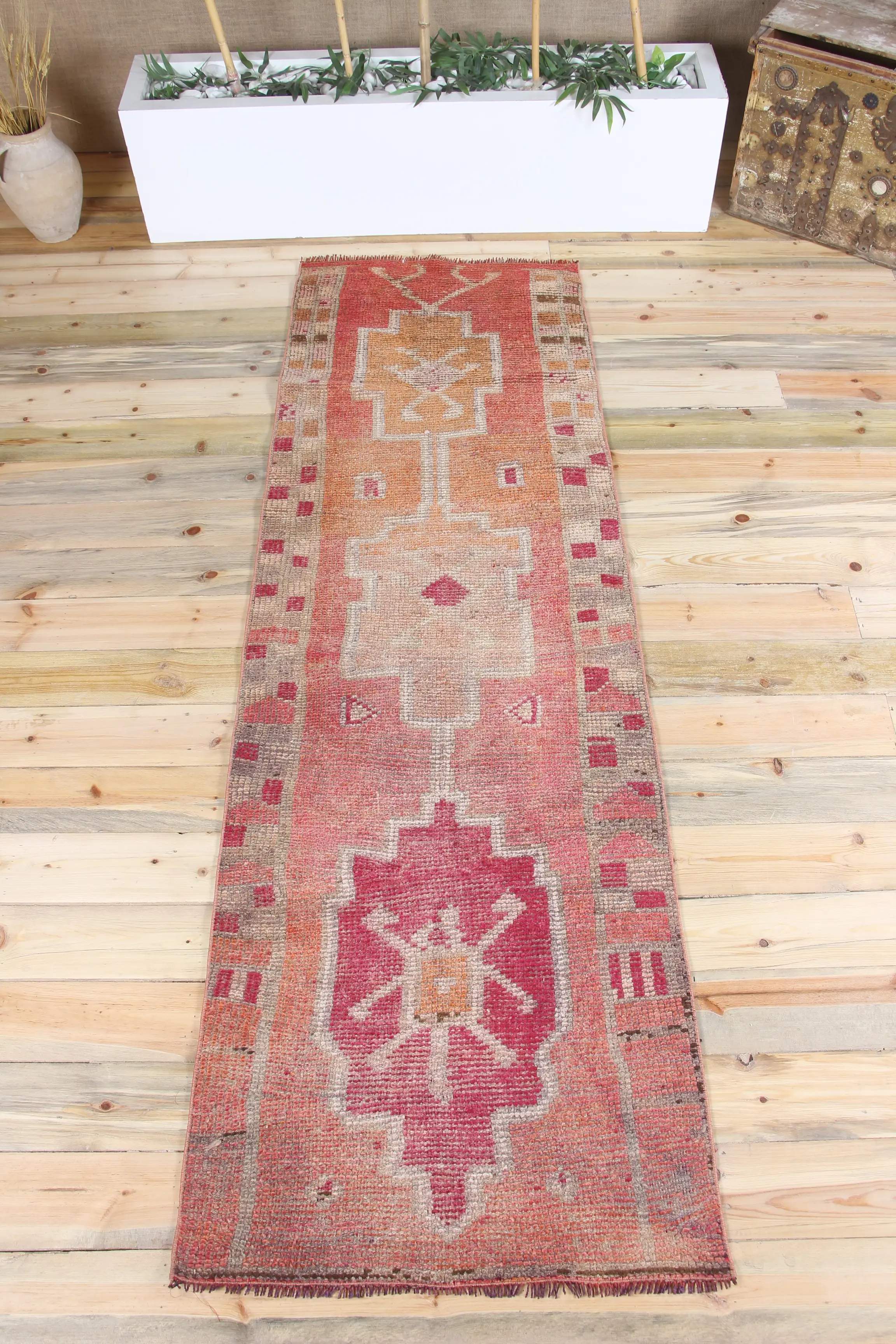 Türk Vintage Halı 2.7x8.3 ft, Pembe Herki Geometrik Halı - 1