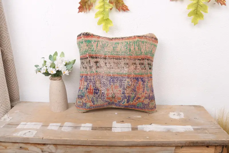 Gesticktes lila und grünes Blumenkissen, handgefertigtes Vintage-Kissen