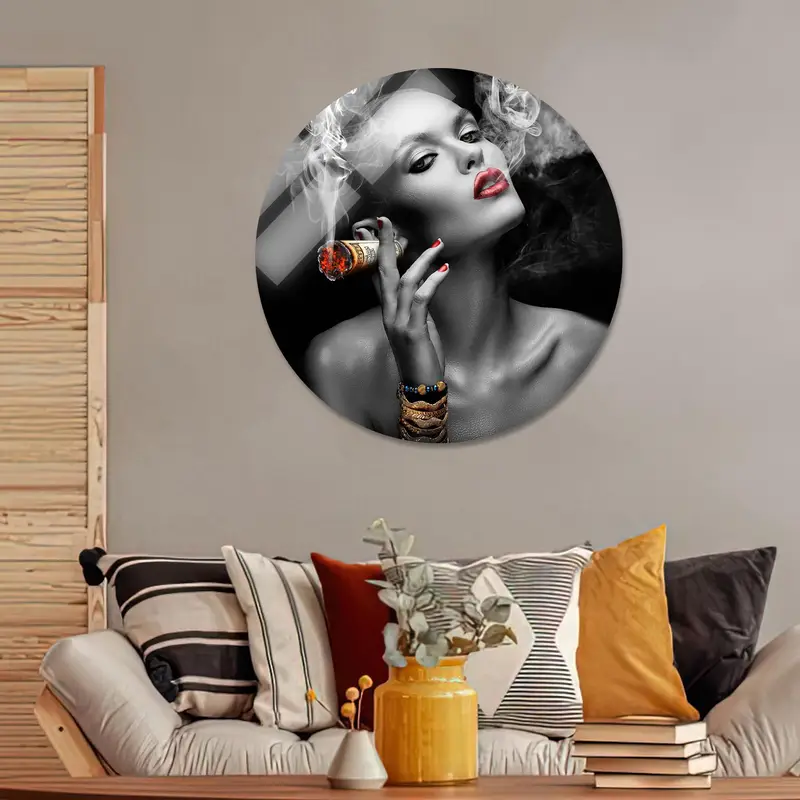 Büyüleyici Kanvas: Dolar ve Erotik Zarafetle Sigara İçen Kadın