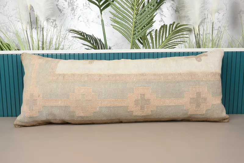 Geometrisches besticktes Kissen in Beige und Bronze, vielseitiges handgefertigtes Kissen