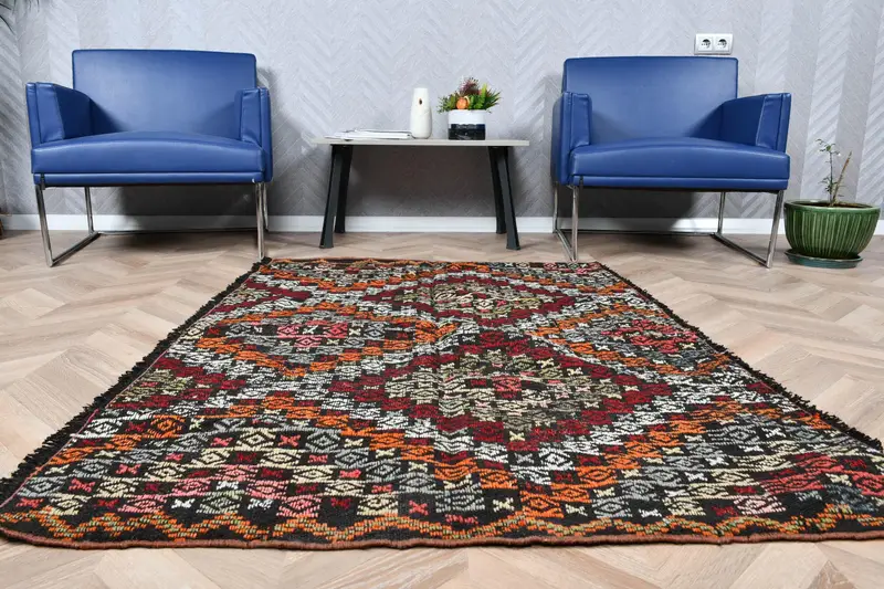 Vintage Türkischer Teppich 5,3x3,7 ft (161x113 cm), Kelim Schwarz Rot Blumenteppich - 1