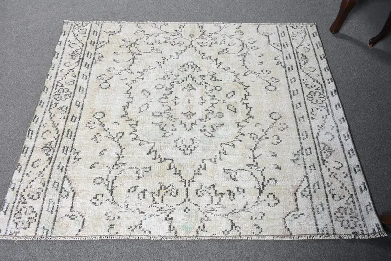 Eleganter grüner Orientteppich, 5 x 4,1 Fuß, schickes Dekor