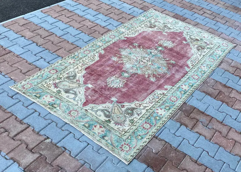 Yeşil, Kırmızı Çiçekli ve Geometrik Halı, 4,8x8,1 ft