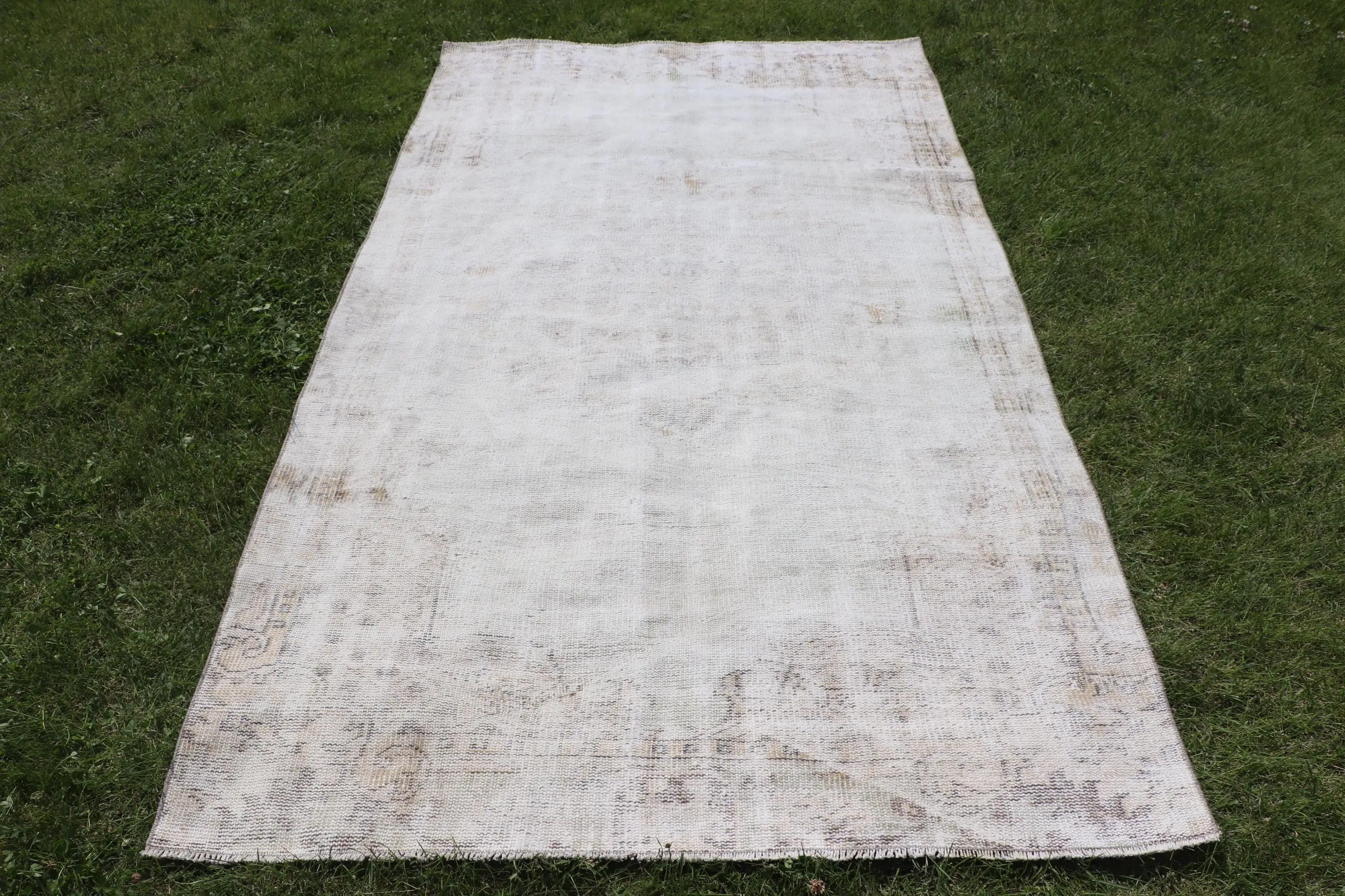 Vintage-Teppich, 136 x 253 cm, türkischer Wollteppich mit weißem Blumenmuster - 1