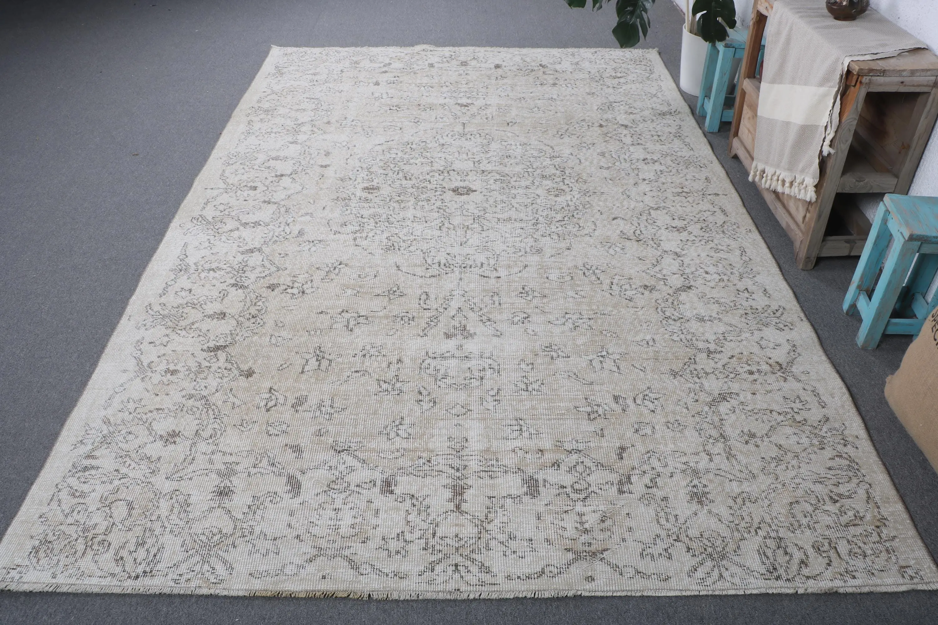 Türk 6.3x9.6 ft Halı, Büyük Vintage Halı, Beyaz Çiçekli Yün Halı - 1