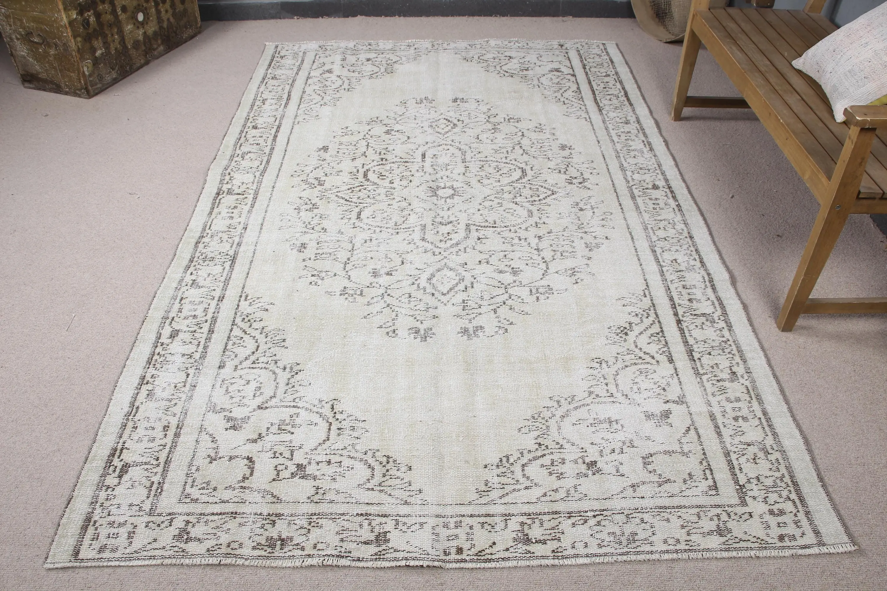 Türk Vintage Halı 5.5x8.6 ft, Beyaz Puantiyeli Halı - 1