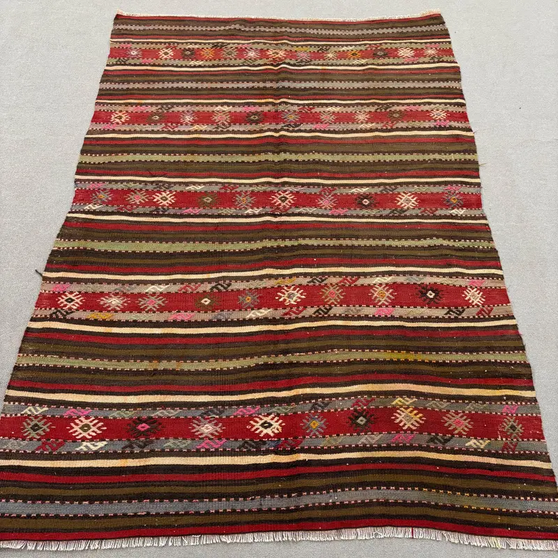 Elegant Green Rug with Red Border, 4,8x6,9 ft