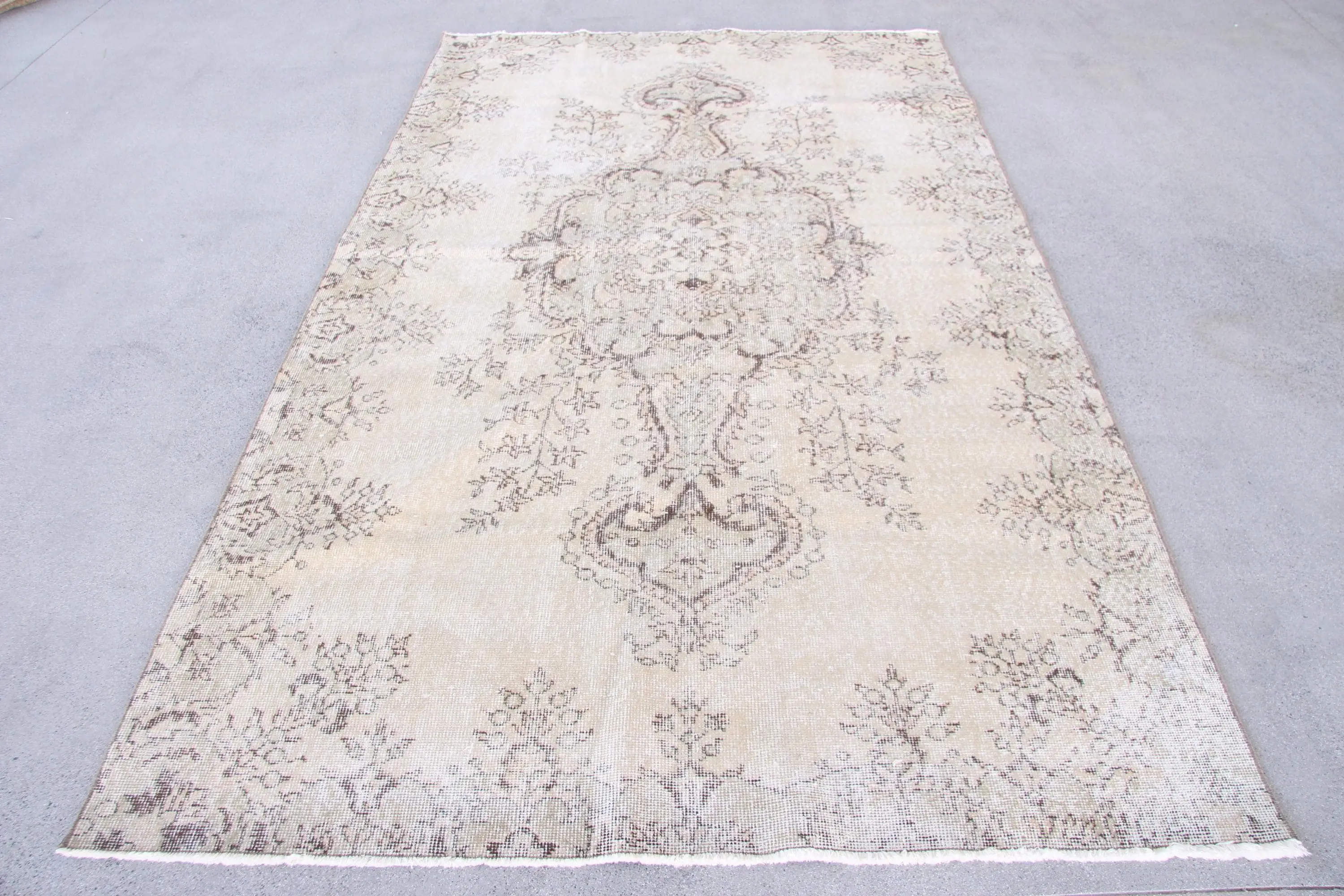 Türk Vintage Halısı, 5.2x8.8 ft Büyük Halı, Beyaz Kahverengi Çiçekli Halı - 1