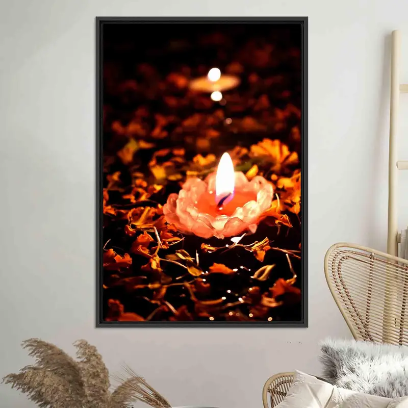 Eleganter Leinwanddruck: Brennende Kerzen inmitten brauner Blätter