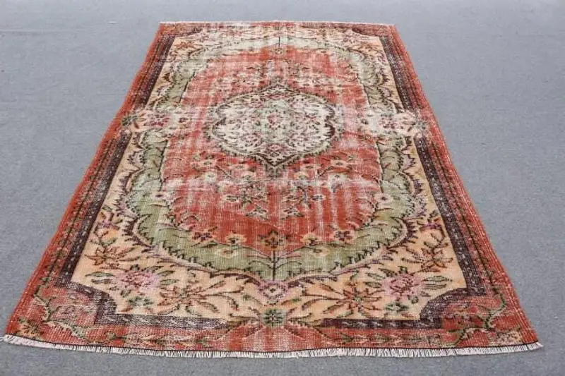 鮮やかなオレンジのラグ、5.4x8.7フィートの花柄&幾何学模様のデザイン