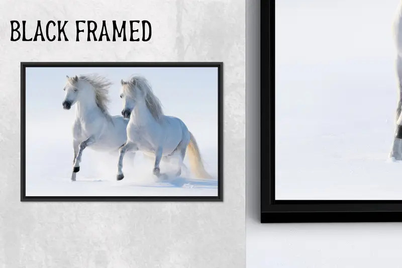 Zarif Beyaz At Kanvası: Kış Kar Çiftlik Evi Dekoru