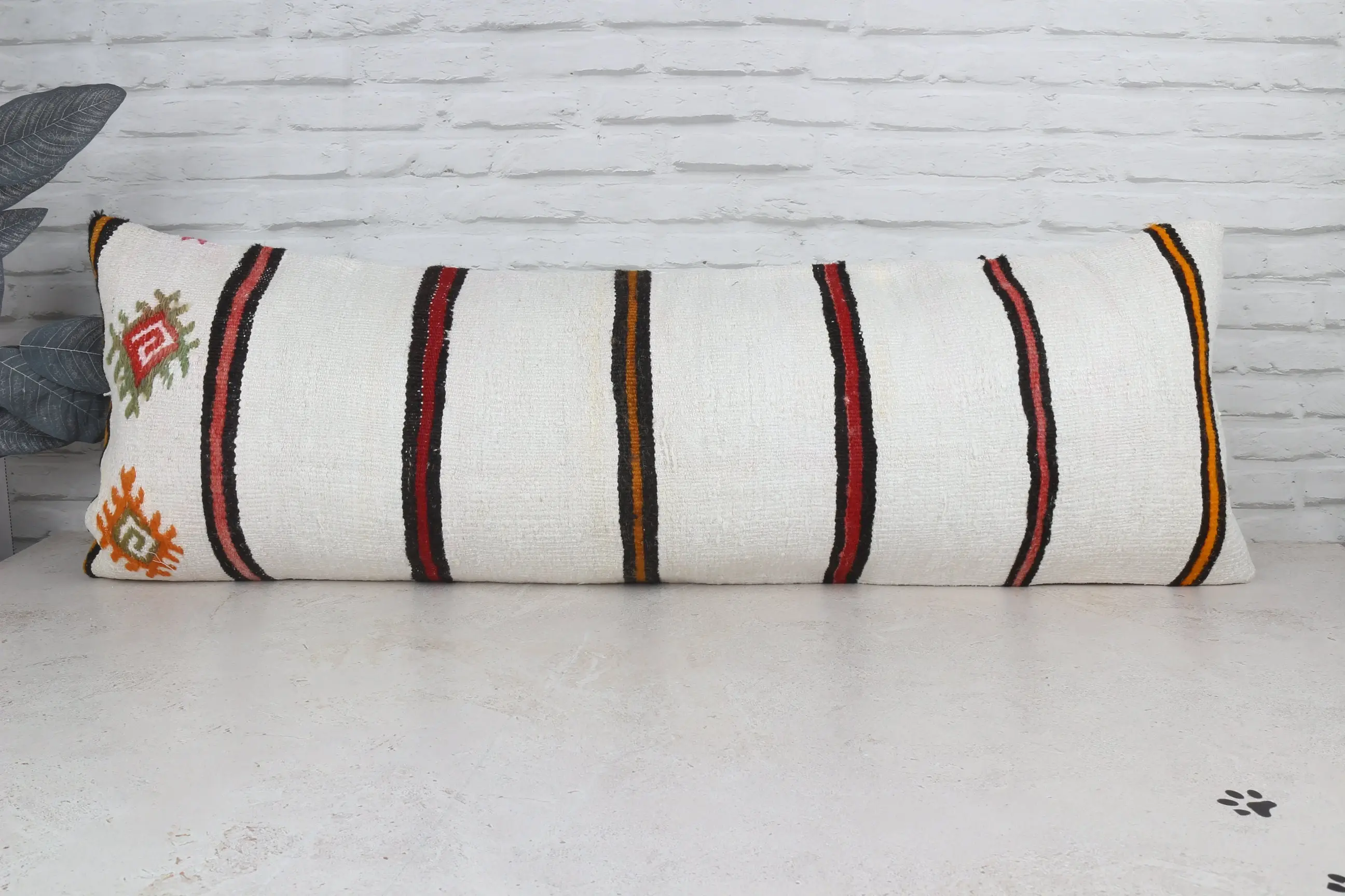 Beyaz ve kırmızı çizgili yastık, 16x48 inç işlemeli dekoratif yastık - 1