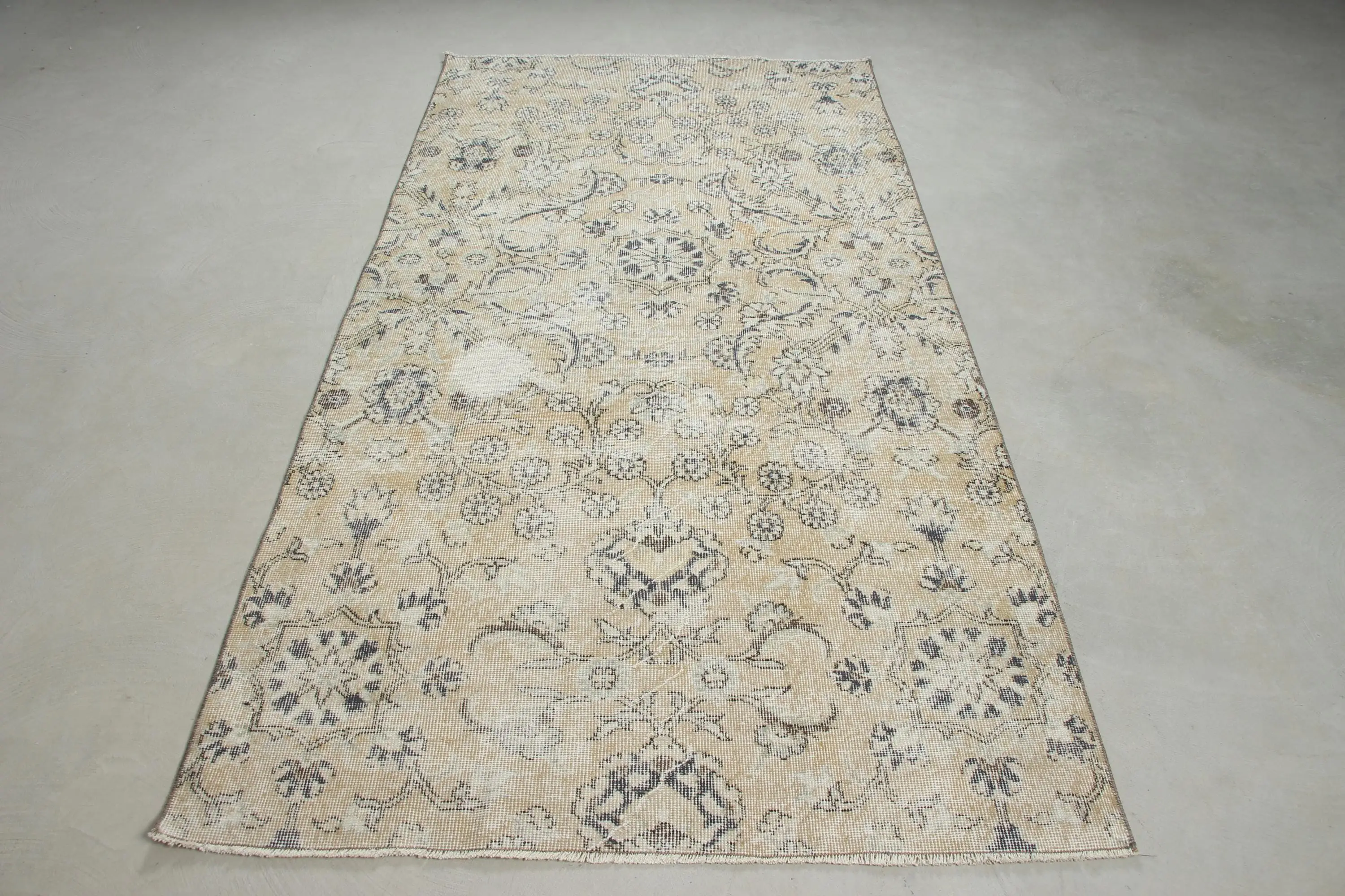 Turkish Area Rug 4.1x8.1 ft (125x247 cm), Vintage Beige Animal Print Wool Rug - 1