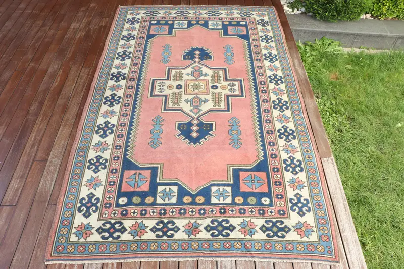 手作りのピンクとブルーの水玉模様のラグ、0.4x8.3フィート