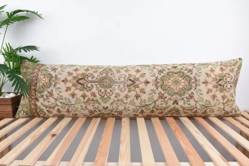 Handgefertigtes Beige- und Braunes Blumenkissen, 16x56 Rechteckkissen