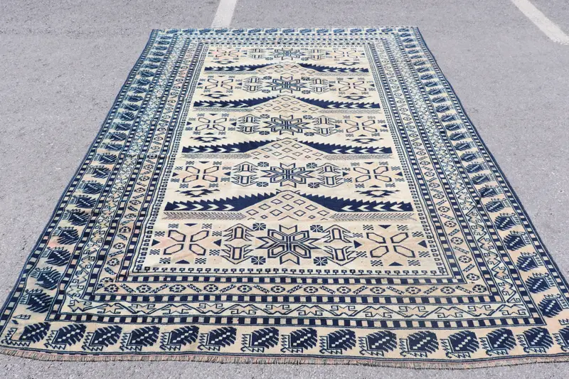 Großer türkischer Vintage-Teppich 6,6 x 9 Fuß, blau-weißer Ombré-Teppich - 1